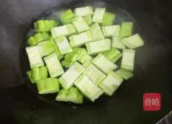 Illustration of how to make cold melon with garlic sauce 3