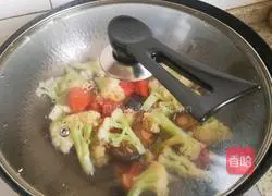 Illustration of how to stir-fry cauliflower with tomatoes and mushrooms 5