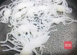 Illustration of how to make cold spinach and cordyceps mushrooms 3