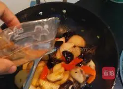 Illustration of how to stir-fry yam and fungus 5