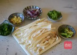 Illustration of how to make shredded king oyster mushrooms in oyster sauce 2