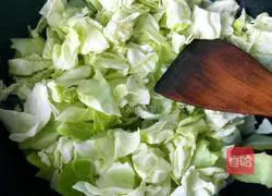 Illustration of how to make hot and sour shredded cabbage 10