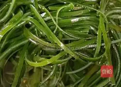 Illustration of how to make cold kelp shreds 12