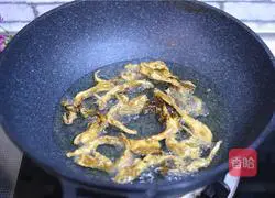 Illustration of how to make dry fried fresh mushrooms 6