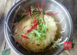 Illustration of how to stir-fry shredded potatoes 13