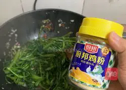 Illustration of how to make spicy garlic water spinach 5