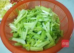 Illustration of how to make fried white fungus with celery 2