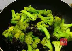 How to stir-fry fungus with broccoli Illustration 8