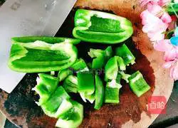 Illustration of how to stir-fry king oyster mushrooms with carrots, green peppers 4