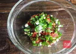 Illustration of how to mix chili sauce with lettuce 4