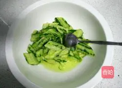 Illustration of how to beat cucumbers with a knife 5