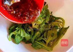 Illustration of how to mix iced vegetables with vinegar and garlic 8