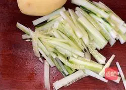 Illustration of how to make cucumber and potato shreds 1