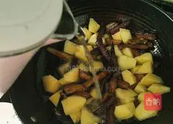 Illustration of how to stir-fry eggplant and potatoes 9