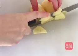 Illustration of how to make fried leeks with potato slices 2