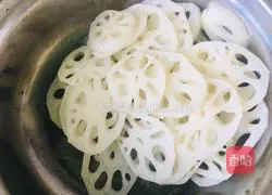 Illustration of how to make cold lotus root slices 6