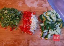 Illustration of how to make cold fungus and cucumber 3