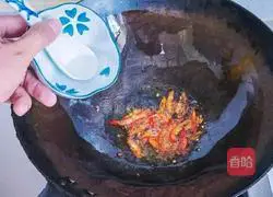 Sour Illustration of how to make spicy potato shreds 4