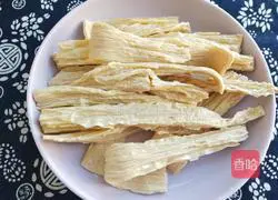 Illustration of how to stir-fry celery and bean curd 3