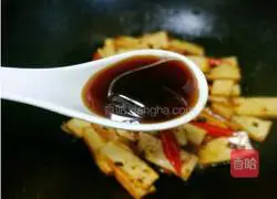 Illustration of how to stir-fry celery and dried celery 7