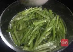 Illustration of how to mix spinach stalks with peanuts 4