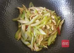 Illustration of how to stir-fry celery and yuba 10