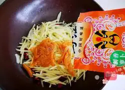 Illustration of how to make spicy Wujiang radish and potato shreds 6