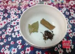 Illustration of how to make shredded radish and crucian carp soup 2