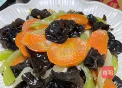 Illustration of how to stir-fry carrots and celery with black fungus 8