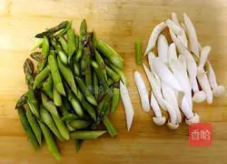Illustration of how to make stir-fried asparagus 2