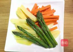 Illustration of how to make steamed carrots and potatoes with asparagus and sauce 6