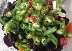 Illustration of how to make cold black fungus with raw pepper 8