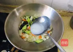 Illustration of how to stir-fry lily with cucumber, fungus and fungus 5