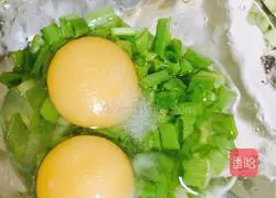 Illustration of how to make scrambled eggs with fungus and green onion 3