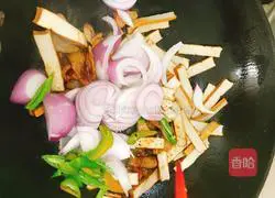 Illustration of how to make fried onions and dried beans 6