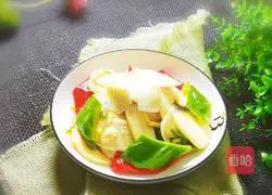 Illustration of how to stir-fry wild rice with double peppers 1