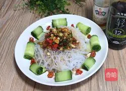 Illustration of how to mix vermicelli with cucumber 11