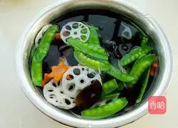 Illustration of how to make lotus pond stir-fry 5