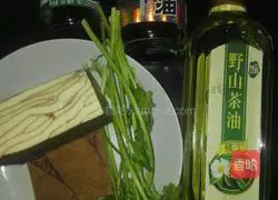 Illustration of how to mix camellia oil with dried melaleuca 1