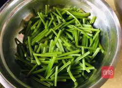 Illustration of how to cook sweet potato stems 3