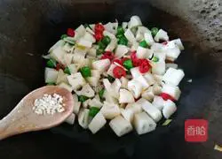 Illustration of how to make spicy lotus root dices 14