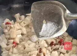 Illustration of how to make spicy lotus root dices 6