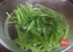 Illustration of how to mix peanuts with spinach stems 15