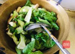 Illustration of how to stir-fry rapeseed with mushrooms 6