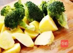 Illustration of how to cook broccoli with potato sticks 1