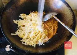 Illustration of how to stir-fry sauerkraut with shredded potatoes 8