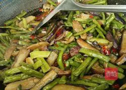 Illustration of how to make fried eggplant and beans 21