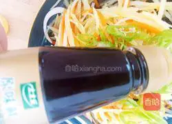 Illustration of how to make three shredded noodles with soy sauce 8