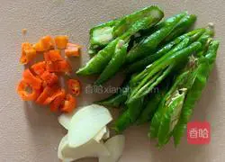 Illustration of how to stir-fry sweet potato stalks with green pepper 3