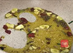 Illustration of how to make hand-shred cabbage 4